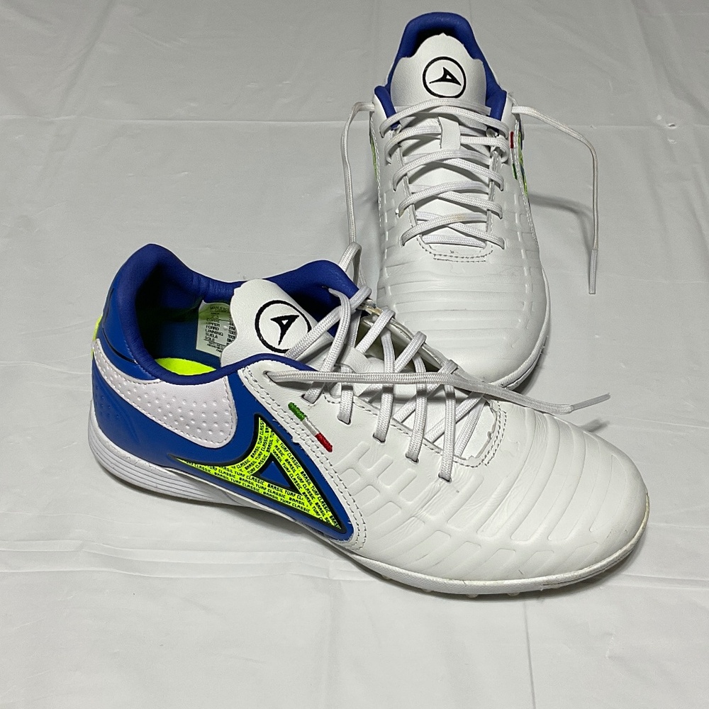 Pirma Kids Soccer cleats Size 5 (turf style) made in Mexico